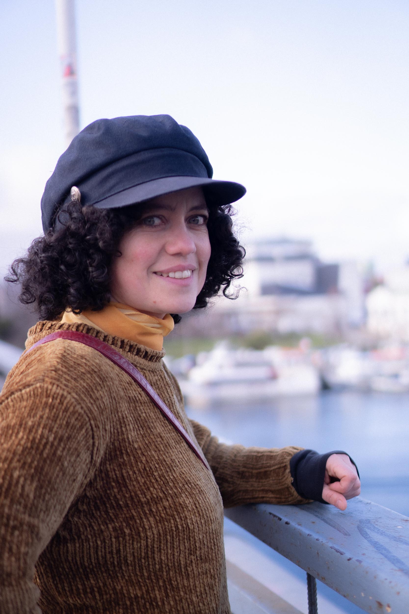 Gabi Toledo, mentora financiera de planeabuenvivir, junto al río Calle Calle en Valdivia